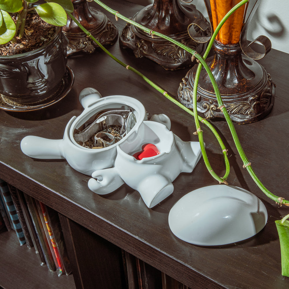 L.I.E. (LOVE ISN’T EASY) Dunny Ceramic Ashtray: PURE Edition